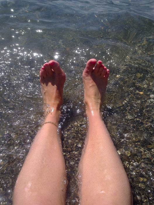 Ноги на море.