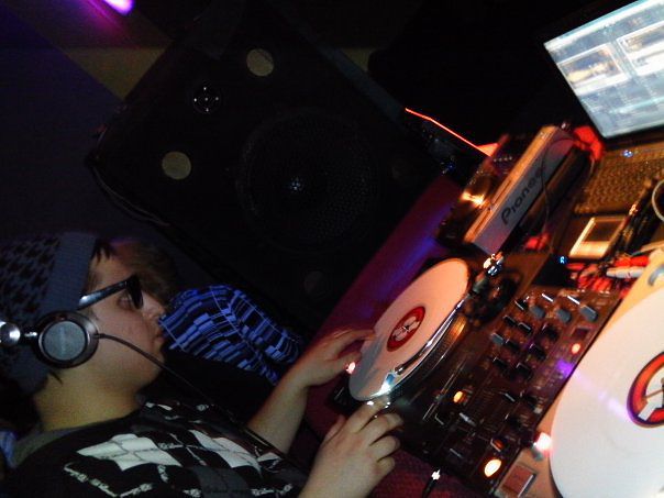 дико сосредоточен