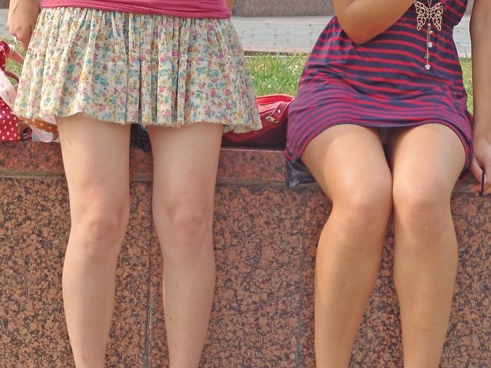 Spy photos two girls in skirts