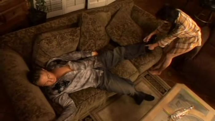 Молодую брюнетку трахнули на диване