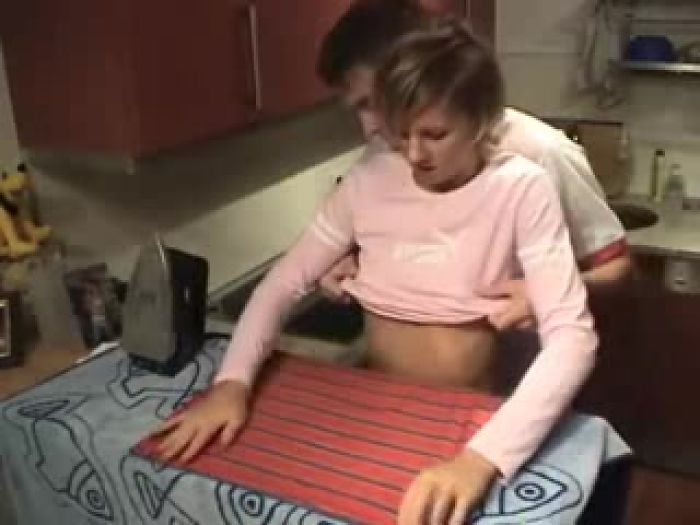 Молодая парочка от глажки белья перешла к более приятным