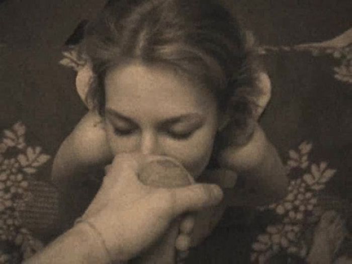 малышка первый раз принимает спуск на лицо