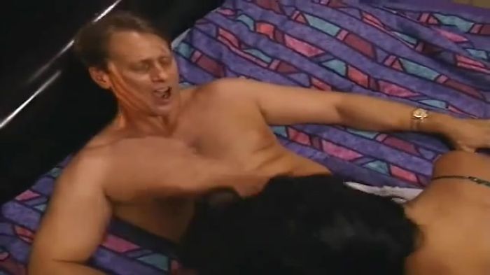 Брюнеточка получает секс