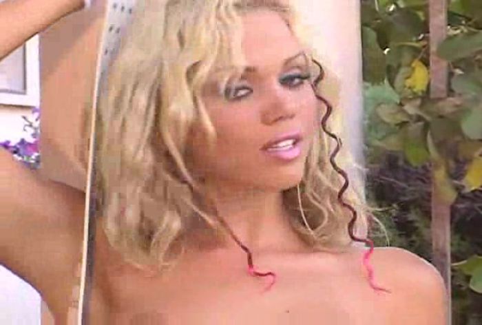 Сексуальная блондиночка покажет розовые дырочки