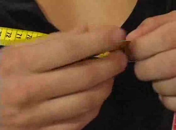 Брюнетка в вечернем платье сосет член