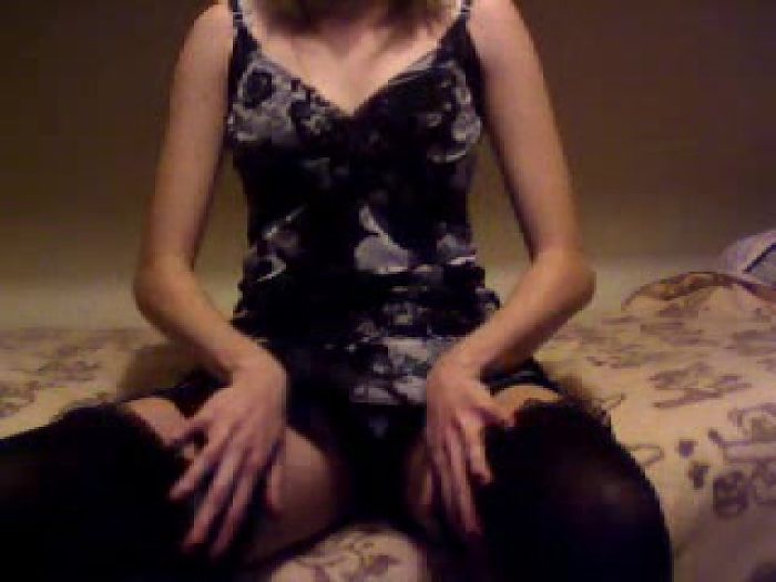 Девочка снимает платье