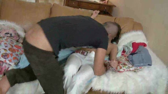 Девушку с натуральными сиськами на кушетке