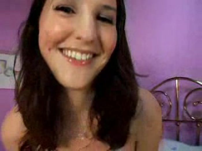 Ласкает свою дырочку