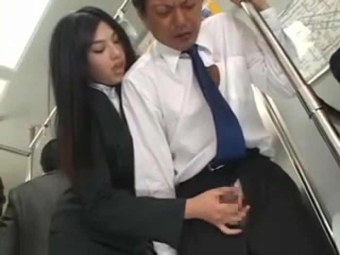 Японка пристала к мужику в автобусе и задрочила его.