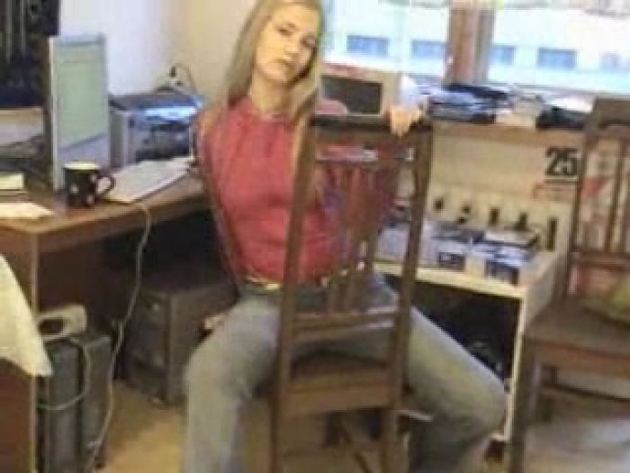 деваха позирует дома