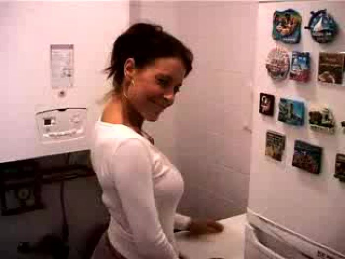 Девушка показывает маленький стриптиз