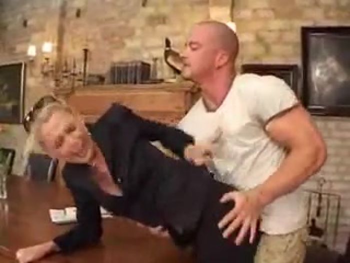 Классная мамка дает в попку