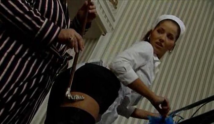 Служанка отрабатывает дополнительные часы