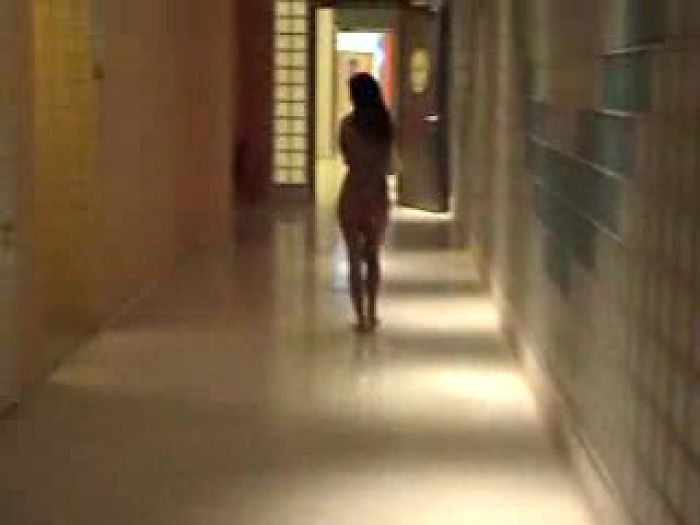 Грудастая брюнетка