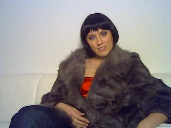 Дразниться своими ножками