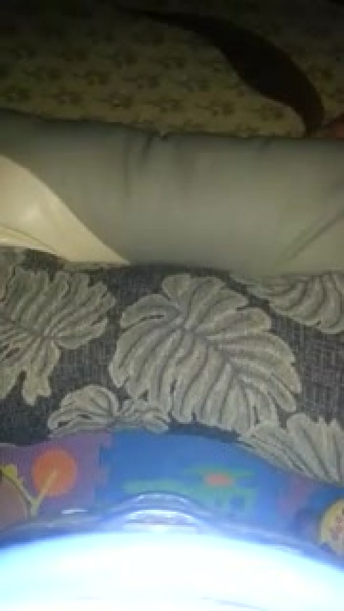 я растягиваю попку