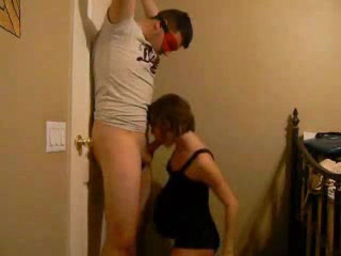 Завязала другу глаза и отсосала