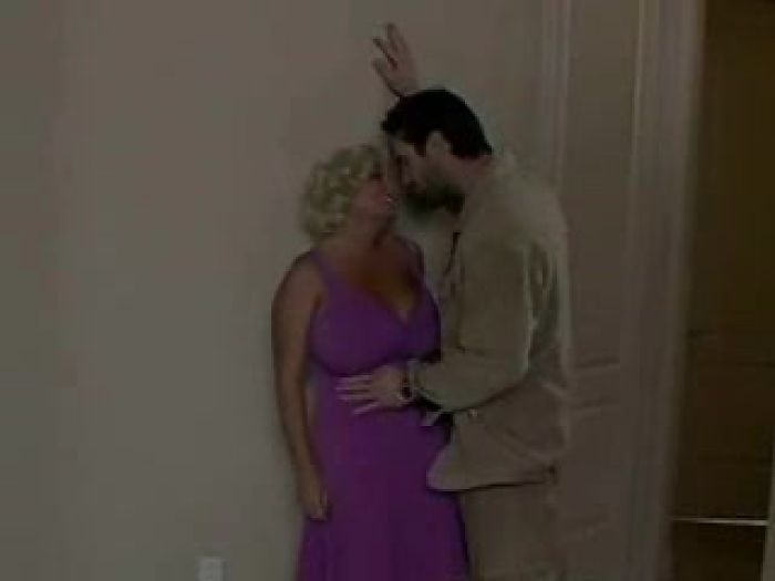 Клаудию оттрахали в прихожей