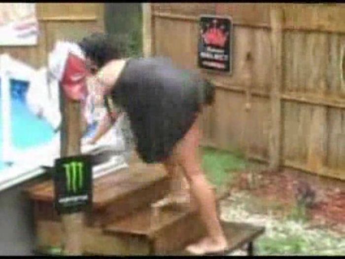 Раздевается под дождем