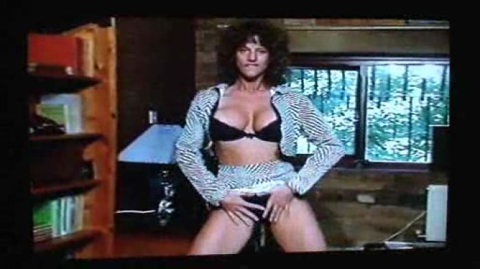 Сандра дразнится своим телом