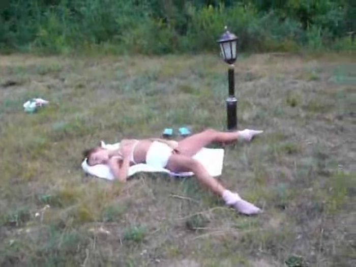 Teen gets fucked outdoor