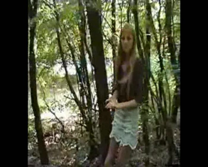 разделась на природе