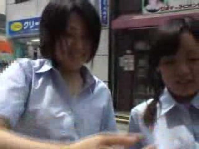 Трогают член через коробку