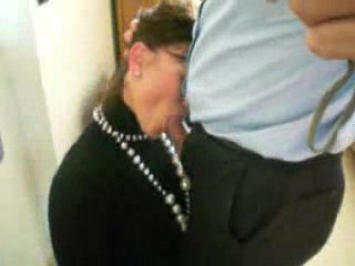 Секретарша работает ртом