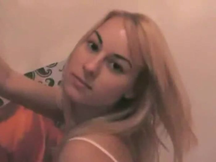 Молоденькая соблазняет своим телом