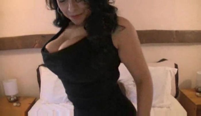 Подразнит вас своими сиськами